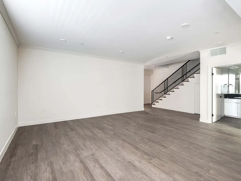 6120 Woodman Ave #101 — Photo 15