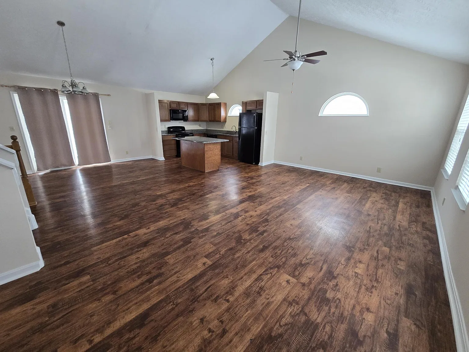 3 bed, 2.5 bath, 1300 sqft, $2,100 — Photo 2