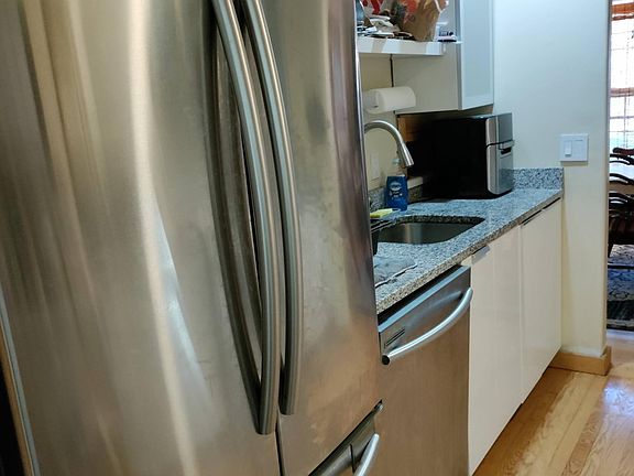 Granite counters, stainless appliances