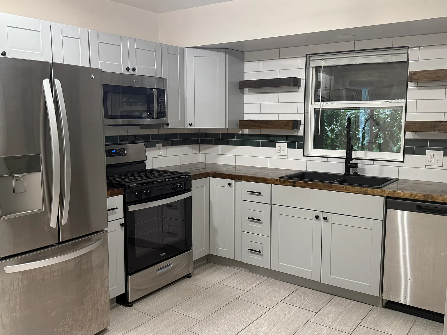 4 bed, 1.5 bath, 1400 sqft, $2,100 — Photo 3
