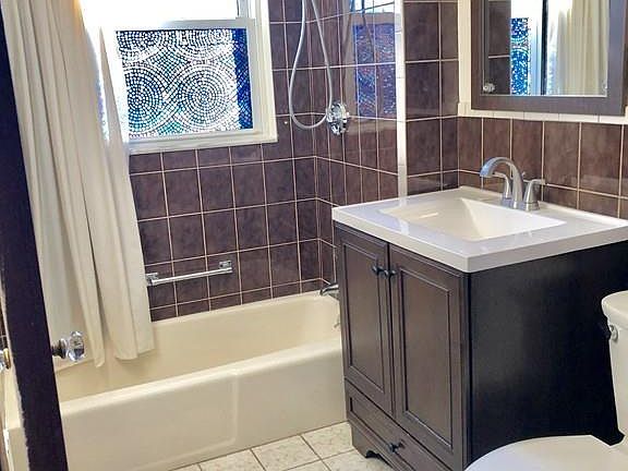 3rd image of 427 Pleasant St #2