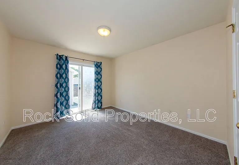 407 E 5th St — Photo 10
