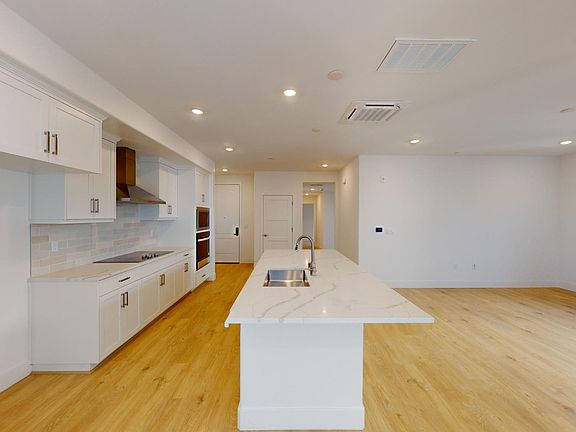 5th image of 3356 Petunia Ct #303