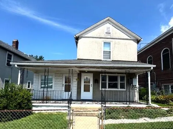 226 E Oak St, Covington, VA 24426