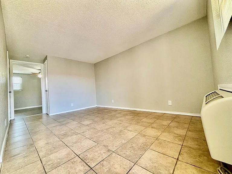 410 E 6th St #4 — Photo 6