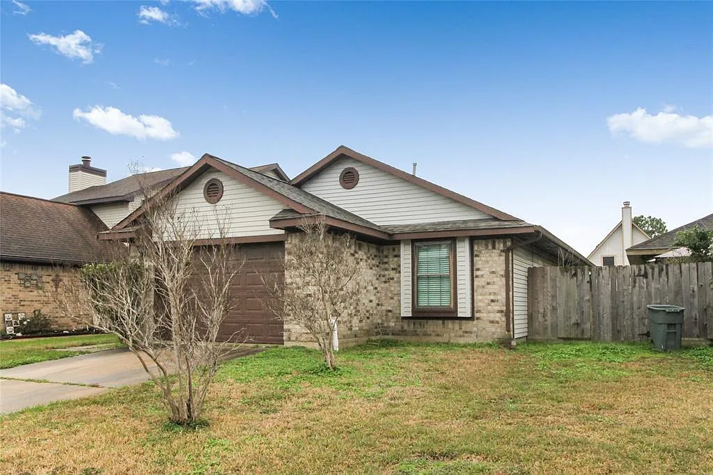 3 bed, 1250 sqft, $1,880 — Photo 1