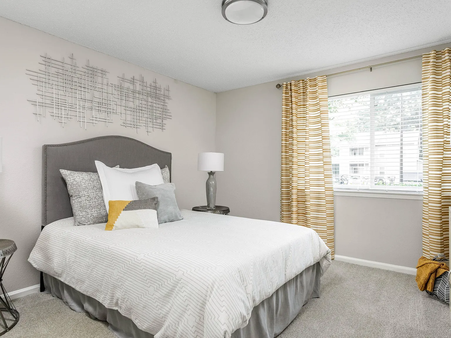 Crestmont Apartments — Photo 1