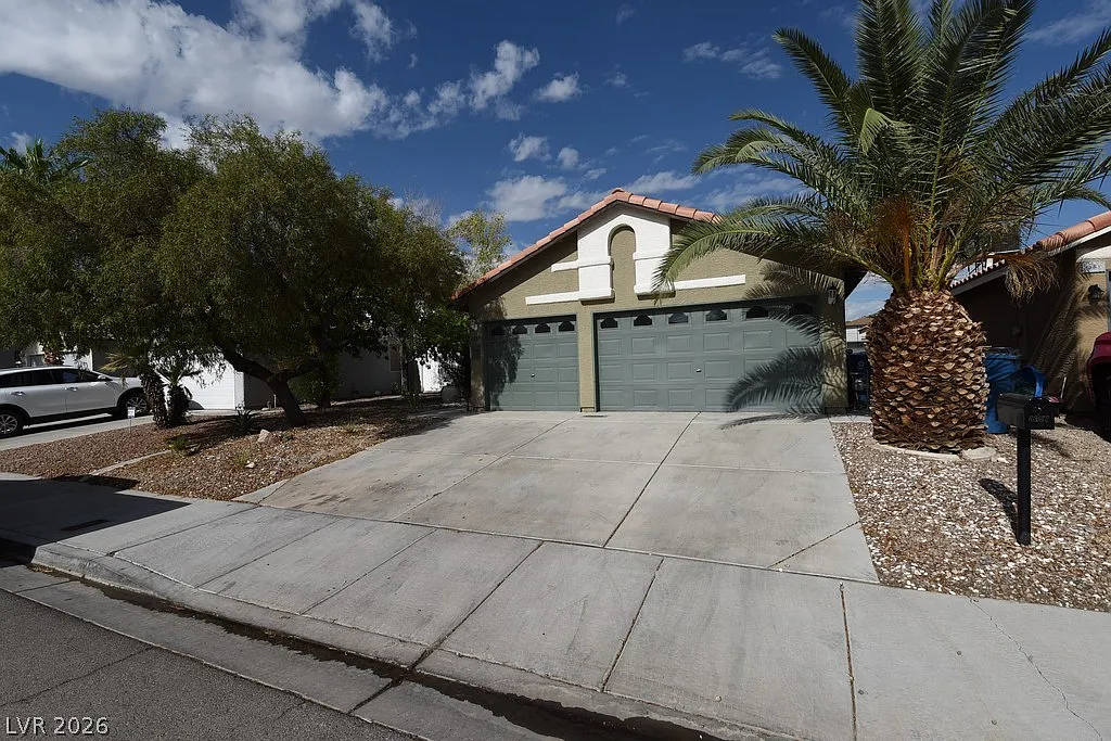 3 bed, 2.0 bath, 1932 sqft, $3,300 — Photo 1