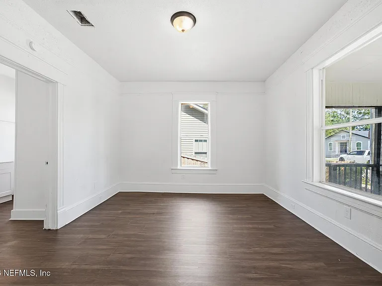 1123 E 14th St — Photo 11