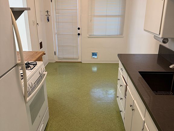 5th image of 1453 Centinela Ave #C