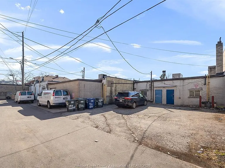 914 Erie St E — Photo 14