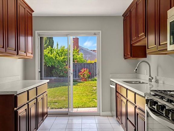 2nd image of 323 De Leon Ave
