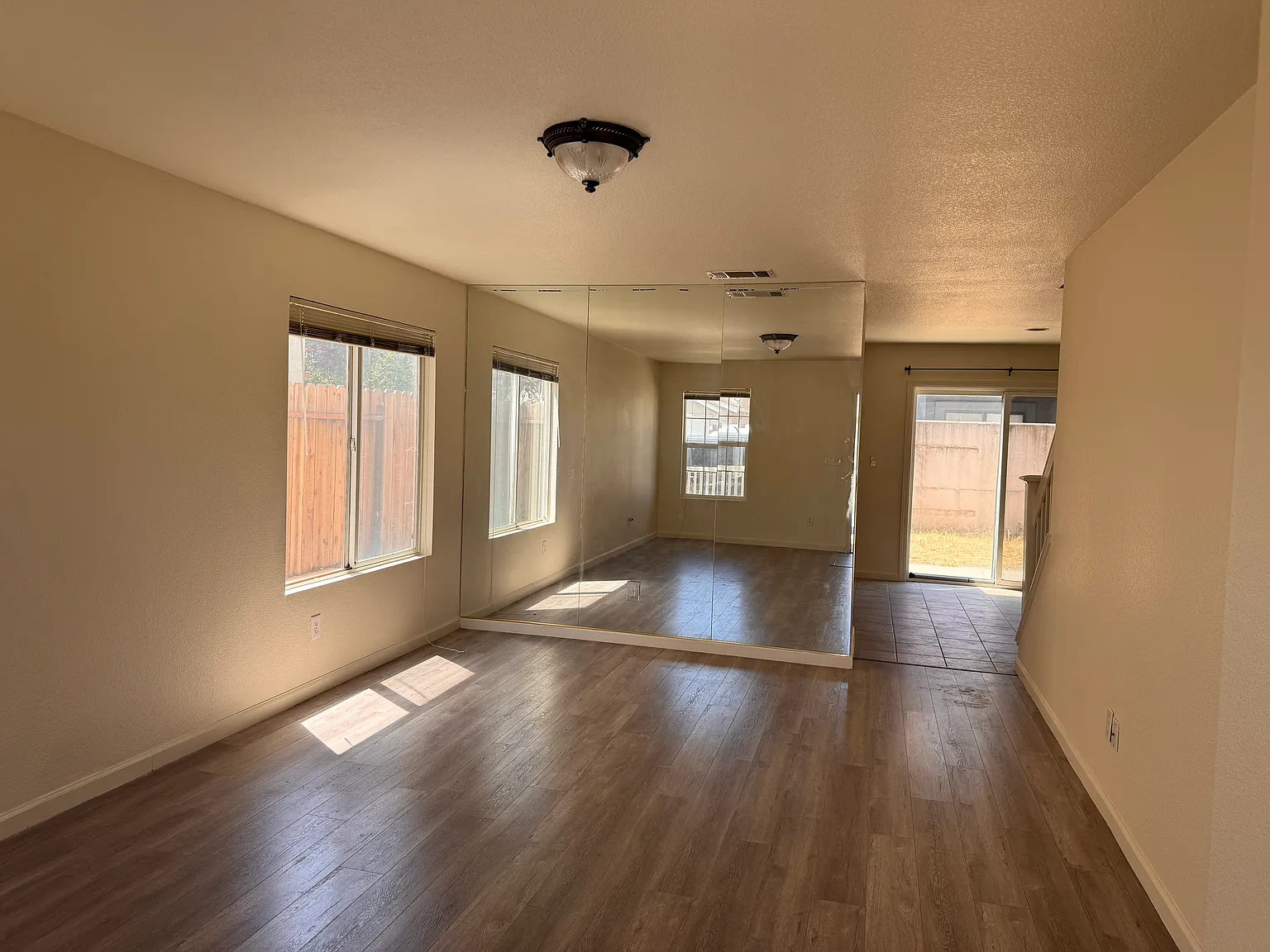 4 bed, 1957 sqft, $2,910 — Photo 4