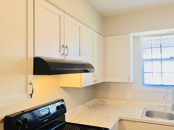 5th image of 1152 Dennis Ln Unit 2