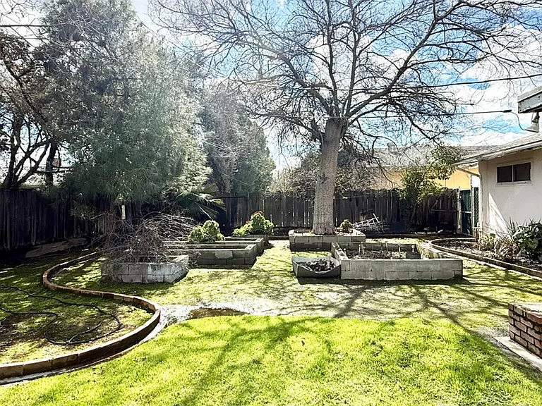 2335 N Douty St — Photo 17