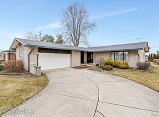 11281 Canterbury Dr, Warren, MI 48093