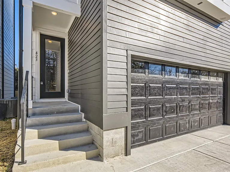 423 Serenity Ln — Photo 3