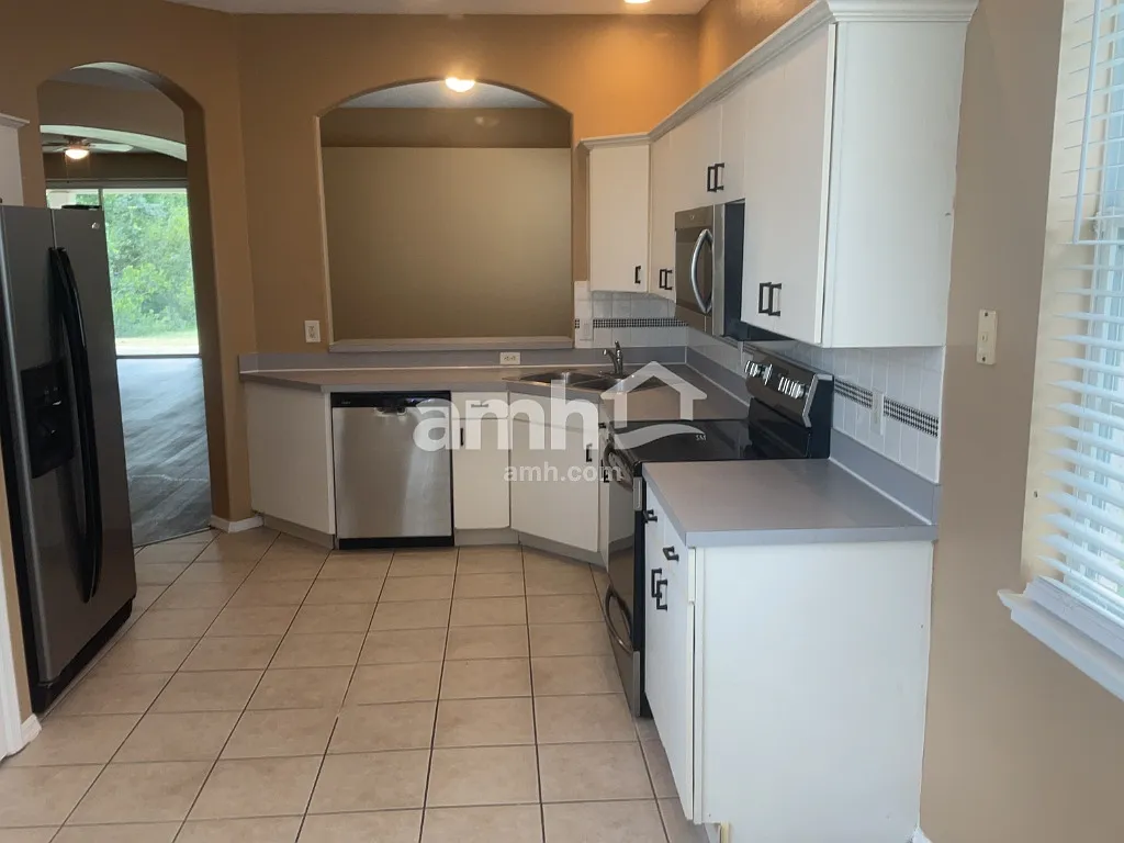 3 bed, 2.0 bath, 1643 sqft, $2,325 — Photo 3