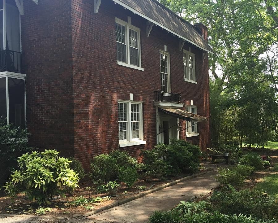 Charm of 1920s, extremely well kept building with 8 units total