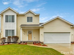 177 Rollingwood Dr NE, Rockford, MI