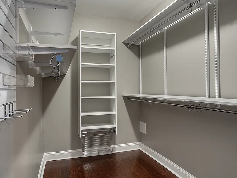 1553 Kirby Ave — Photo 7
