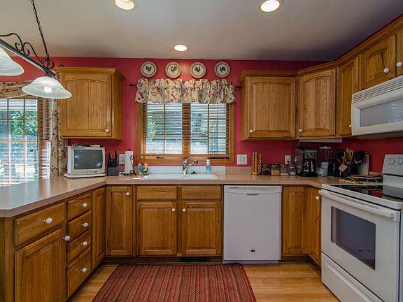 4th image of 821 W Park Dr