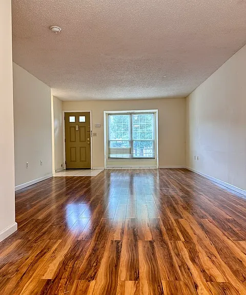 543 Manchester Ct — Photo 2