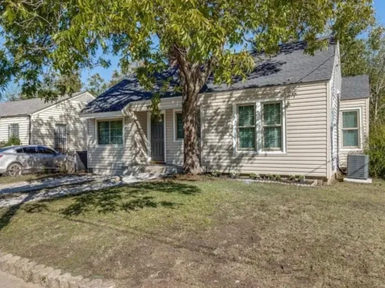 1406 Harlandale Ave — Photo 2