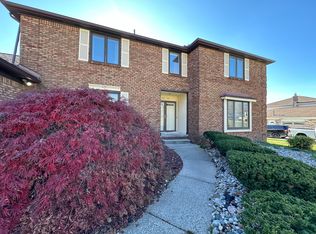 1949 Kilburn Rd N, Rochester Hills, MI 48306