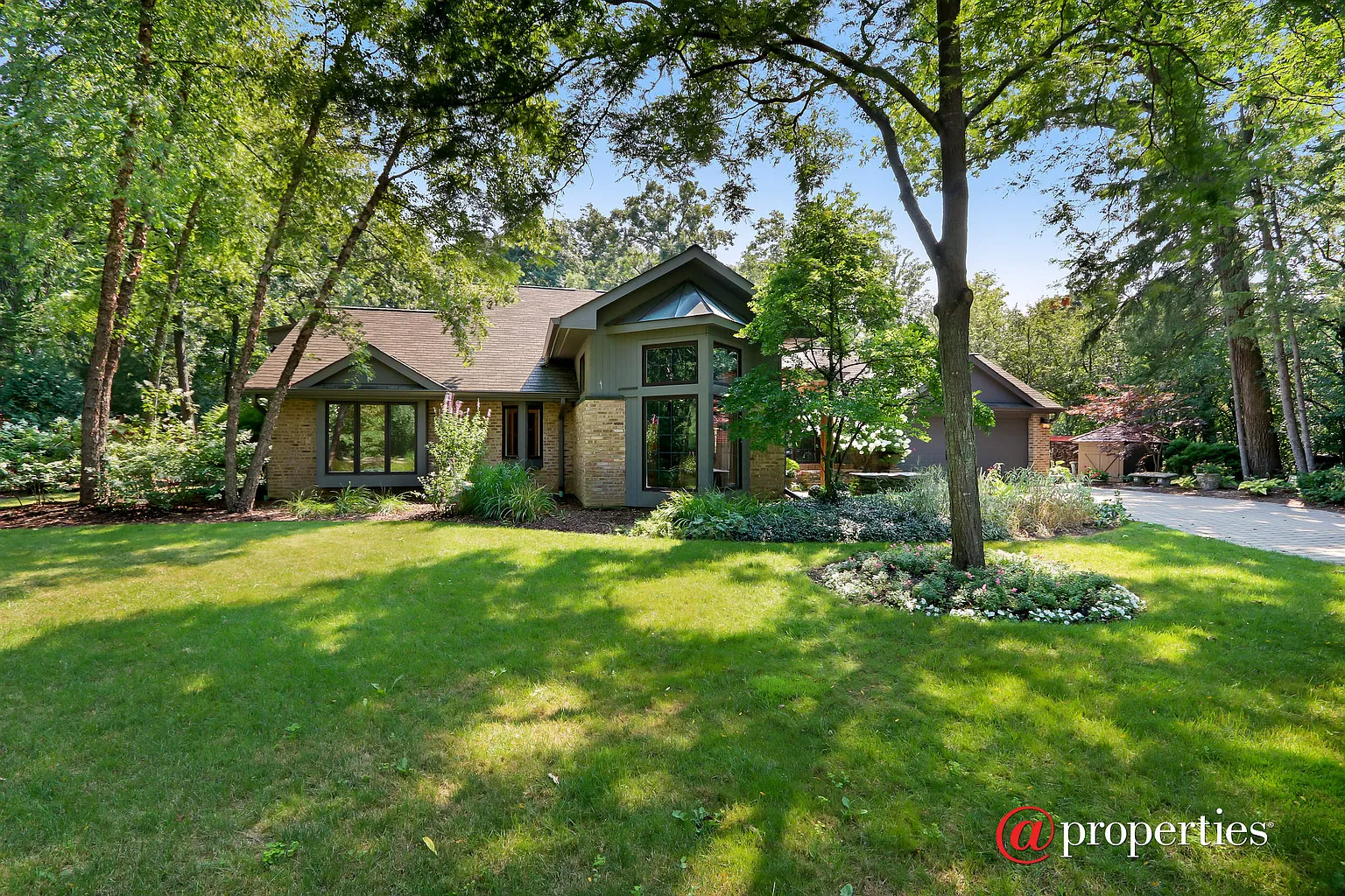 1371 W Everett Rd photo 1