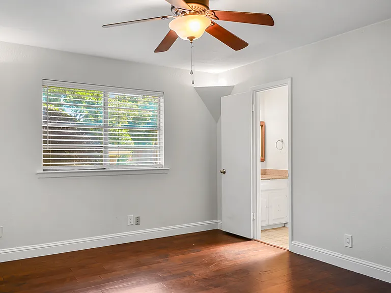 613 Overland Trl — Photo 32