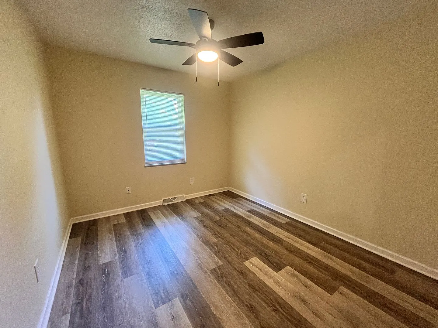 305 - 307 Sunset Lane — Photo 4