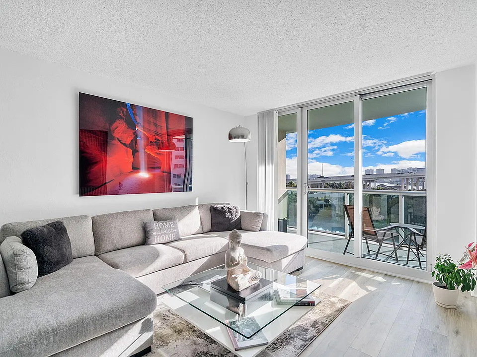 19380 Collins Ave #523