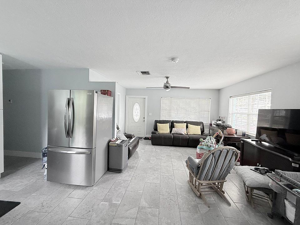 1st image of 320 W 29th Street