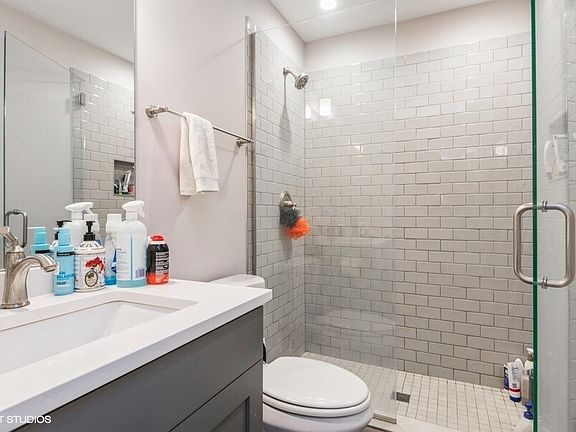5th image of 924 W Oakdale Ave APT 1W