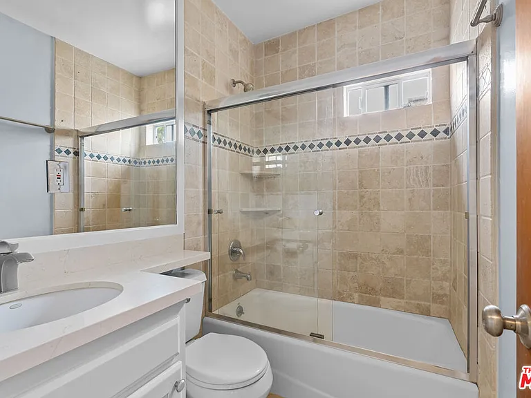 2435 3rd St #10 — Photo 11