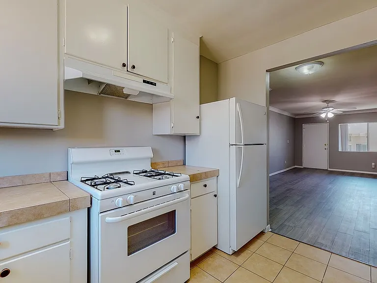 1818 N Kingsley Dr — Photo 8