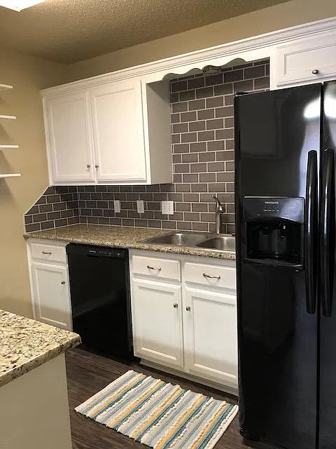4 bed, 2100 sqft, $2,400 — Photo 2