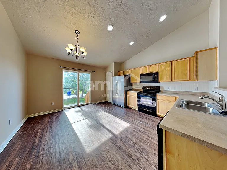 7128 N Kiowa Pkwy — Photo 3