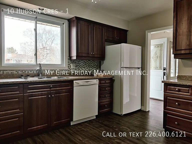 10 Hudson Cres #1 — Photo 6