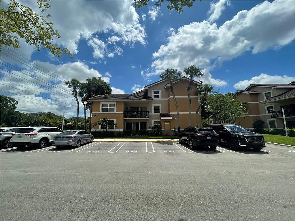 3 bed, 2.0 bath, 1166 sqft, $2,700 — Photo 2