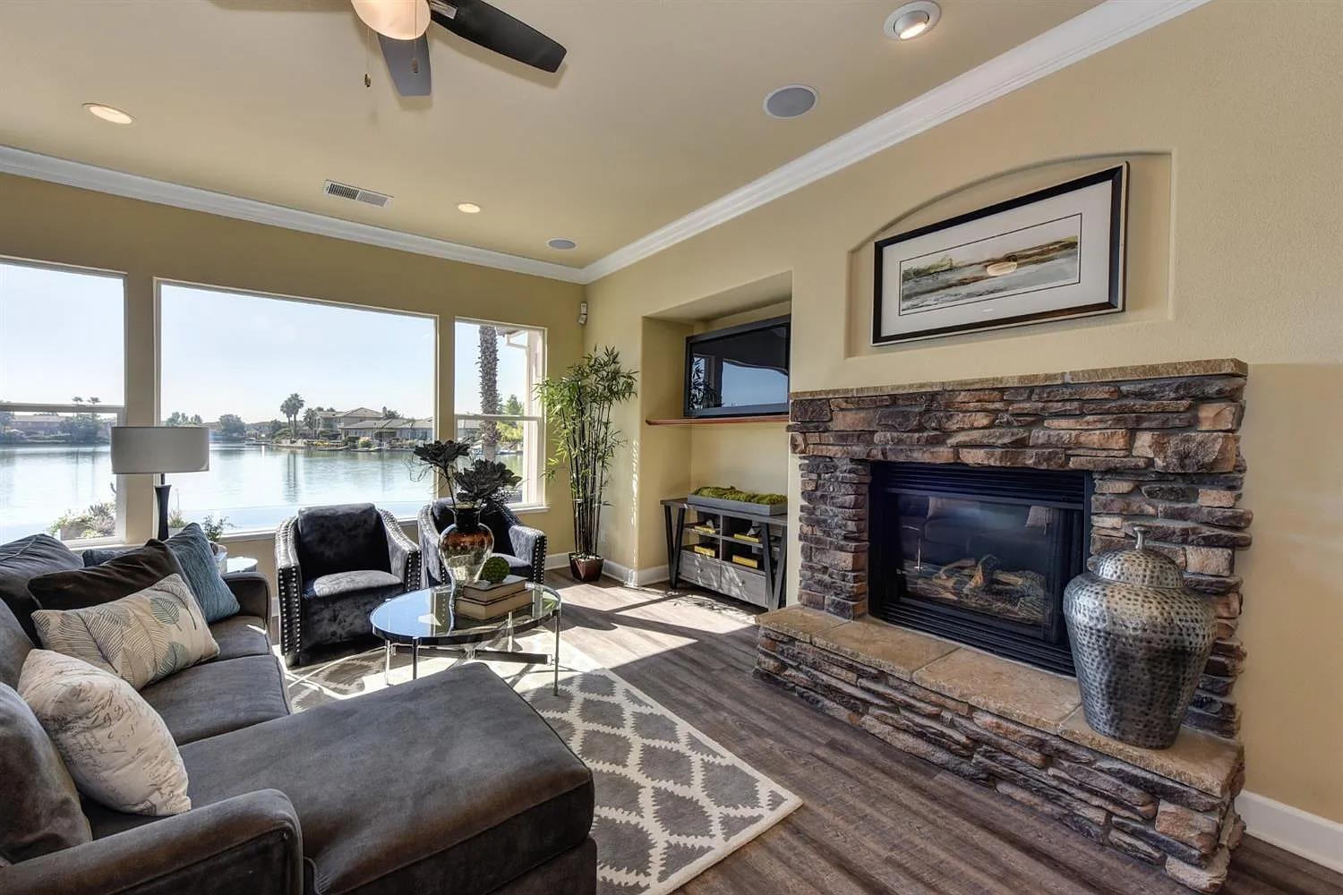 660 Hawkcrest Cir photo 1