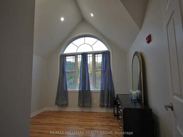 768 Usborne St #7 — Photo 15