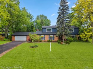 2755 Townhill Rd, Troy, MI 48084