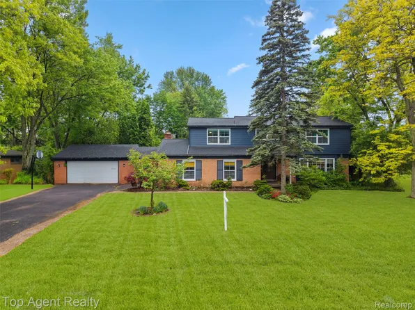 2755 Townhill Rd, Troy, MI 48084