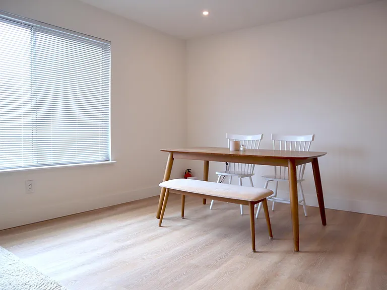40 Norwich Pl — Photo 2