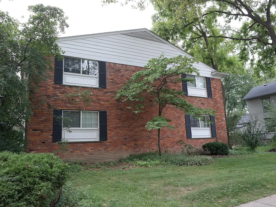 Front view in Summer along Ann Street.