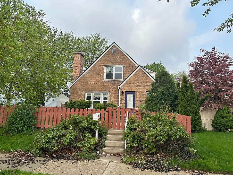 Front of the house. Top windows are in the living room. Entrance to apartment on left side of house.