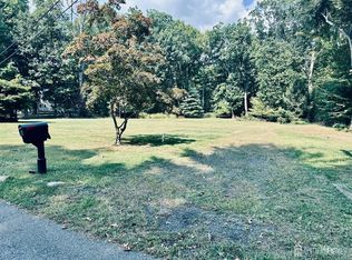 82 Ravine Dr, Colonia, NJ 07067