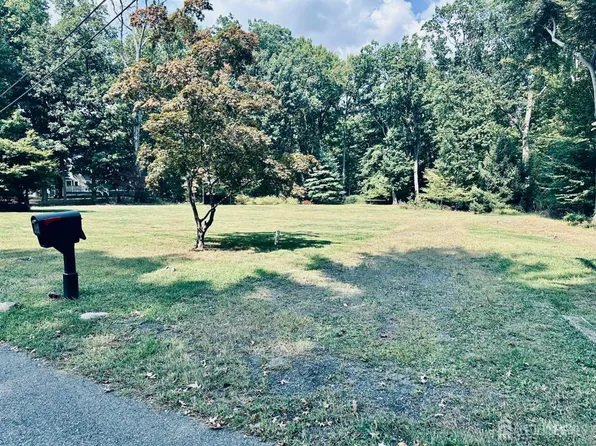 82 Ravine Dr, Colonia, NJ 07067